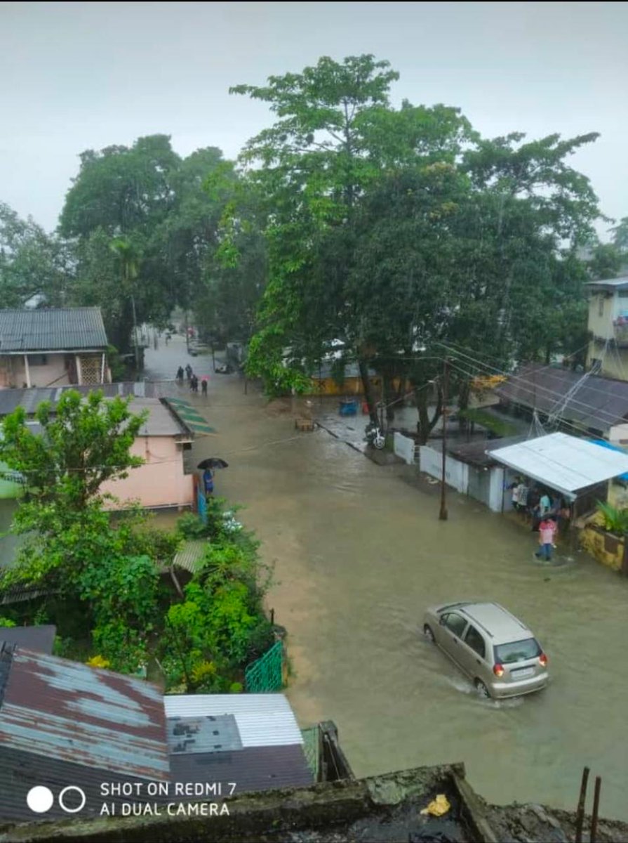 kingcyber389's tweet photo. @sarbanandsonwal @Pijush_hazarika @KrSanjayKrishna @dc_dibrugarh
This is our Dibrugarh, the #homeTwon of our CM sir too, the Oldest town of Assam. The artificial flood is due to negligence of construction of drains. Now more than #COVID19 but #CONTAMINATION will kill more #SoS https://t.co/JBJzBtAa1j