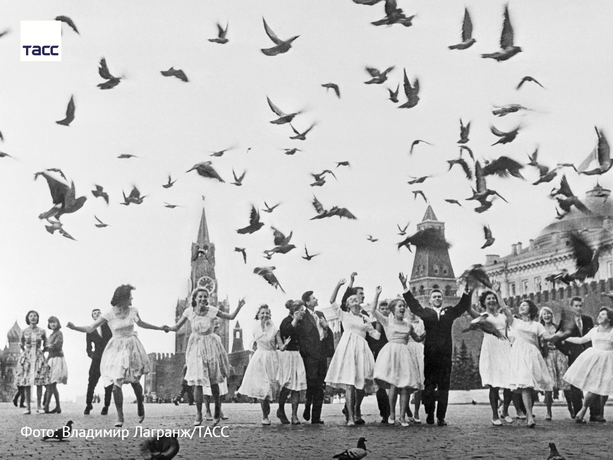 #архив_ТАСС
Выпускники столичных школ на Красной площади.
Москва, 1961 год.