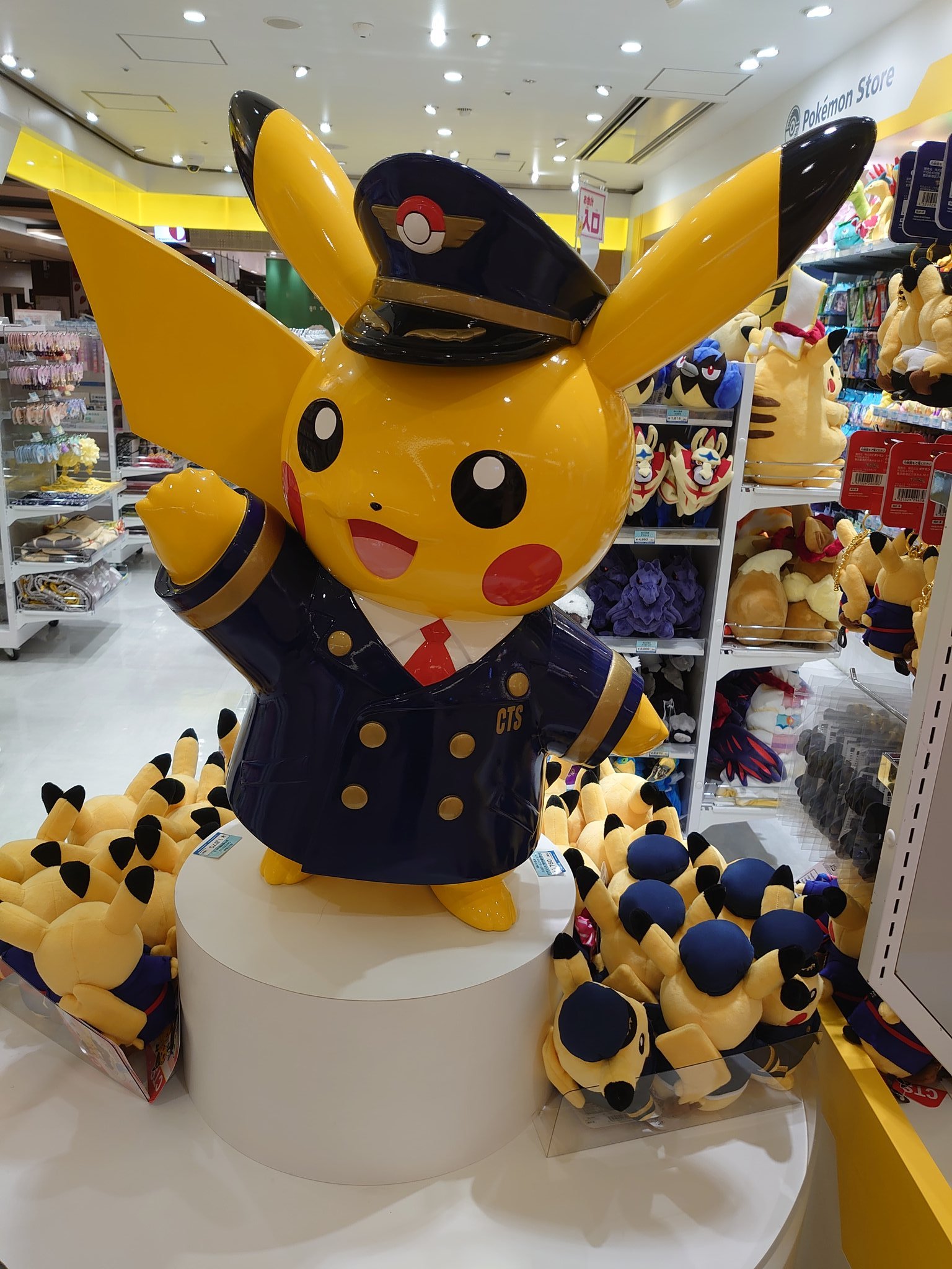 タカピカ ポケモンストア新千歳空港に戻ってきました ここで初めて新しいパイロットとcaのピカチュウ 新千歳空港ver を見ました また ステッカーとラゲッジタグも良いですね 荷物がかさばるのでステッカーのみ回収致しました ポケモン