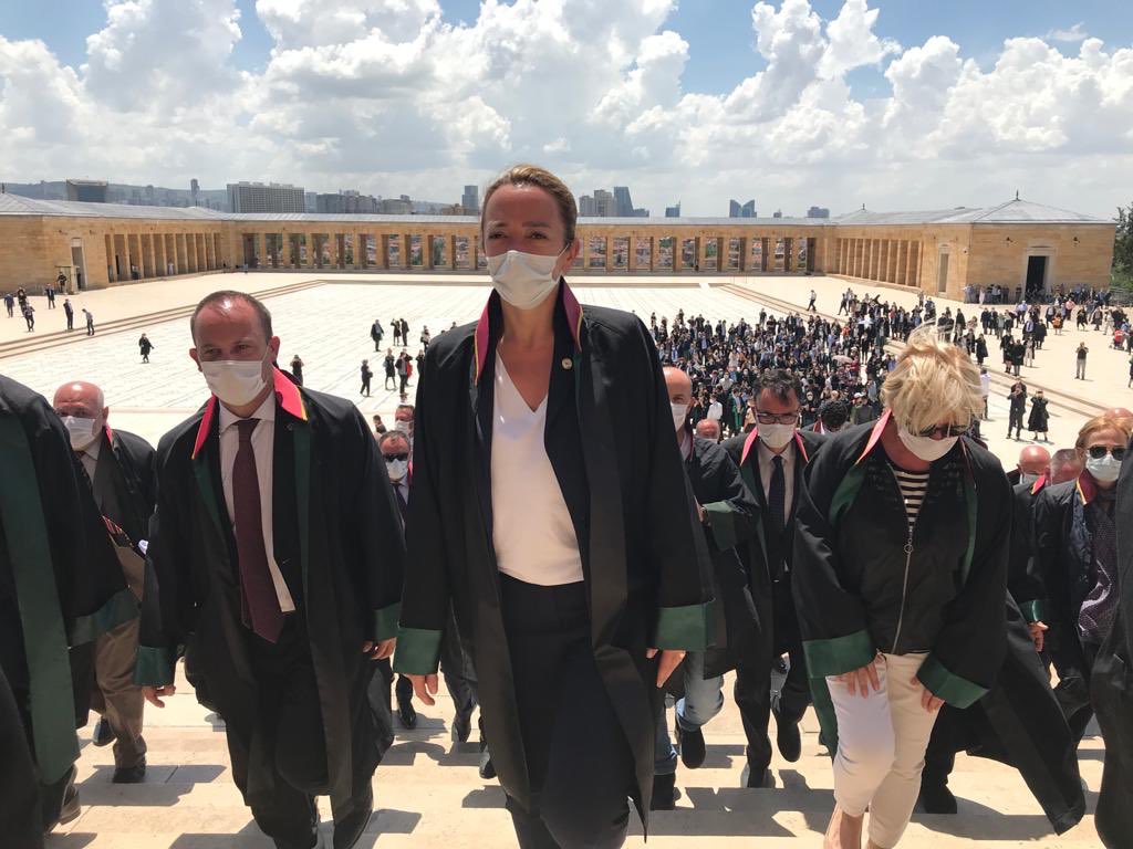 Ben ezelden beridir hür yaşadım, hür yaşarım.
Hangi çılgın bana zincir vuracakmış? Şaşarım!
Kükremiş sel gibiyim, bendimi çiğner, aşarım.
Yırtarım dağları, enginlere sığmam, taşarım.