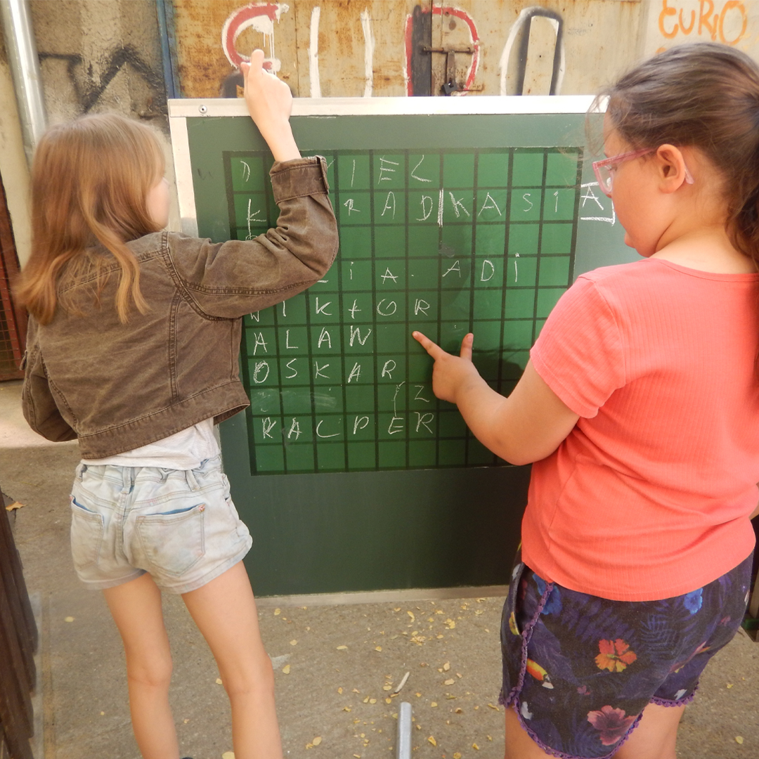 #photooftheweek 🇵🇱 • These girls have just finished a game of OXO and are now practising writing the names of their friends at the #mobileschool correctly during a session with partner #GPAS in Warsaw, Poland.