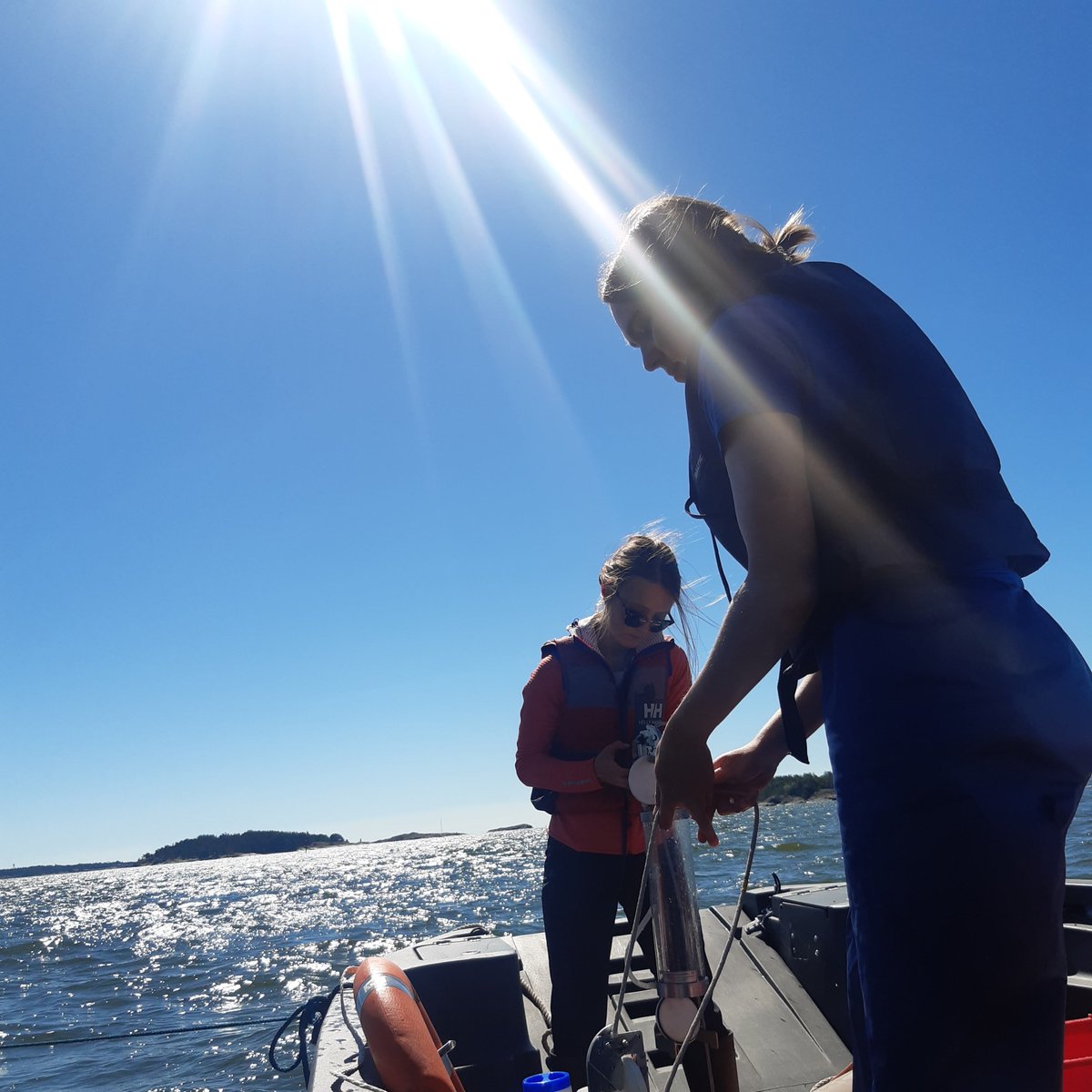 Tvarminne's tweet photo. IT'S THAT TIME OF YEAR AGAIN! We are proud to be part of #OceanSamplingDay2020, which is a research campaign where marine biologists around the world sample surface waters at the same time, coinciding with the summer solstice.
@ASSEMBLE_Plus
More info:
https://t.co/Ck5MWxa2Yy https://t.co/krRQKTpEAq
