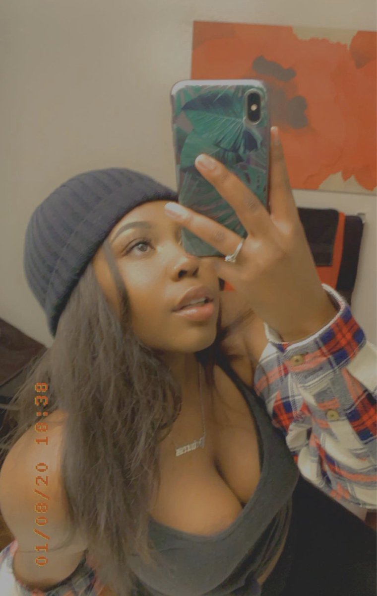 xmksx_'s tweet photo. jan vs. june.. the way my boobs still out regardless of the month😳😅 https://t.co/DeFYJKdnDt