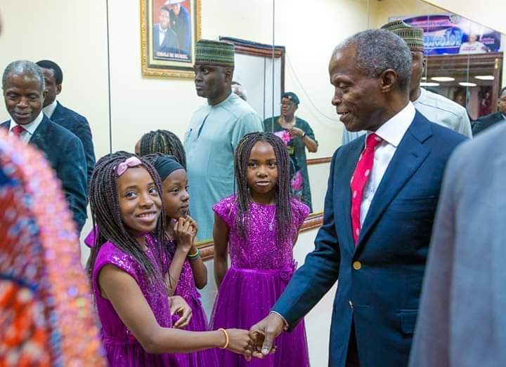 MalaTujjani73's tweet photo. #LastYear_Memory.
Vice President @ProfOsinbajo, SAN, interacts with the Nigerian community in New York during a Town Hall meeting after attending church service earlier at the RCCG Regional Parish in the city. 23rd June 2019. Photos: @novoisioro
@PhilipObin, @ClaraVulliamy https://t.co/lYvBFcC0fb