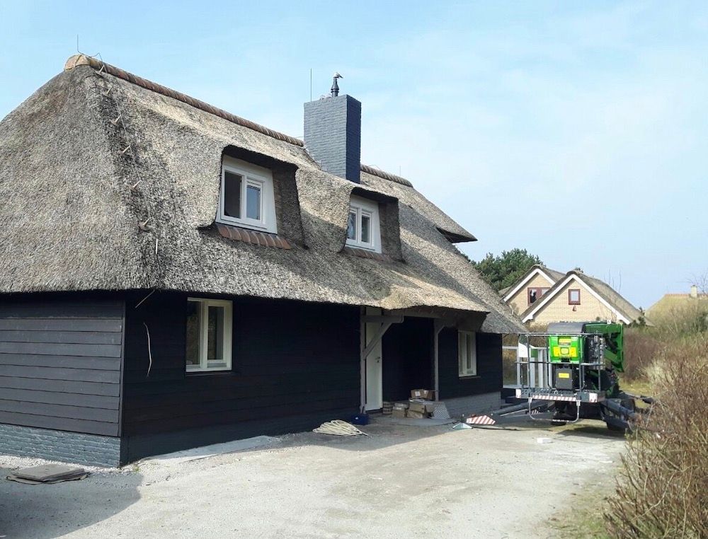 Afgelopen #voorjaar hebben wij #houtenvloeren gelegd in een prachtige riet gekapte #villa op #Ameland. Deze #eilandvilla is voorzien van een #visgraatvloer en rechte planken. De dubbel #gerooktevloeren hebben een mooie warme kleur. Bekijk het resultaat! buff.ly/2WW60yG
