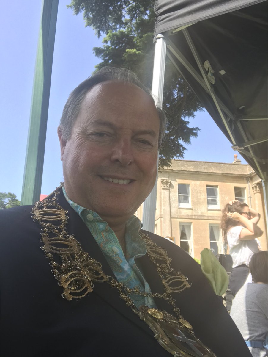 Who dunnit? #agatharaisin tonight on Sky. Below, on location with a hundred top crew and artists. Sadly, our tv and film industry still some way to getting back to that creative state. Cheer it on tonight and catch this happy show! 🔎🔪🔫⚖️ ⁦<a href="/agatharaisintv/">Agatha Raisin</a>⁩