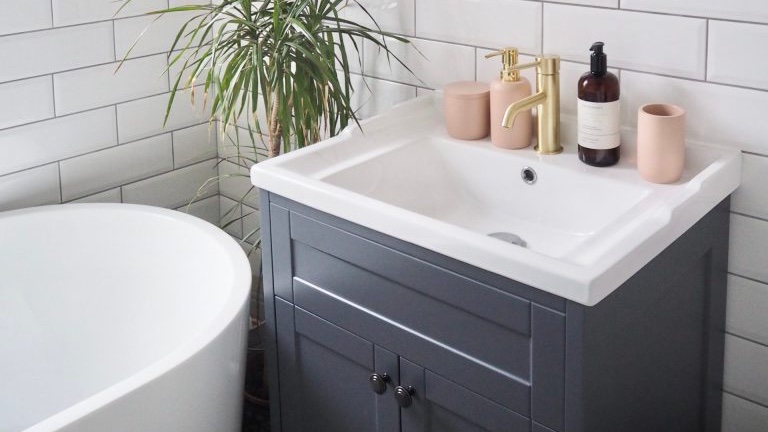 Replacing a bathroom tap can have a big impact on the whole scheme. But if you're not sure where to start and need some inspiration, take a look at my quick guide on the IIO blog 👇interiorsinsideout.com/2020/06/23/bat…
