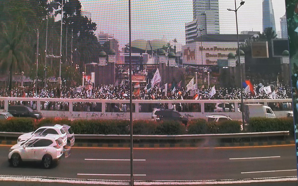 TMCPoldaMetro's tweet photo. 13.43 #Polri di himbau kepada masyarakat pengguna jalan agar menghindari depan Gedung DPR/MPR di karenakan kegiatan unjuk rasa. https://t.co/hhLB9hc1pC