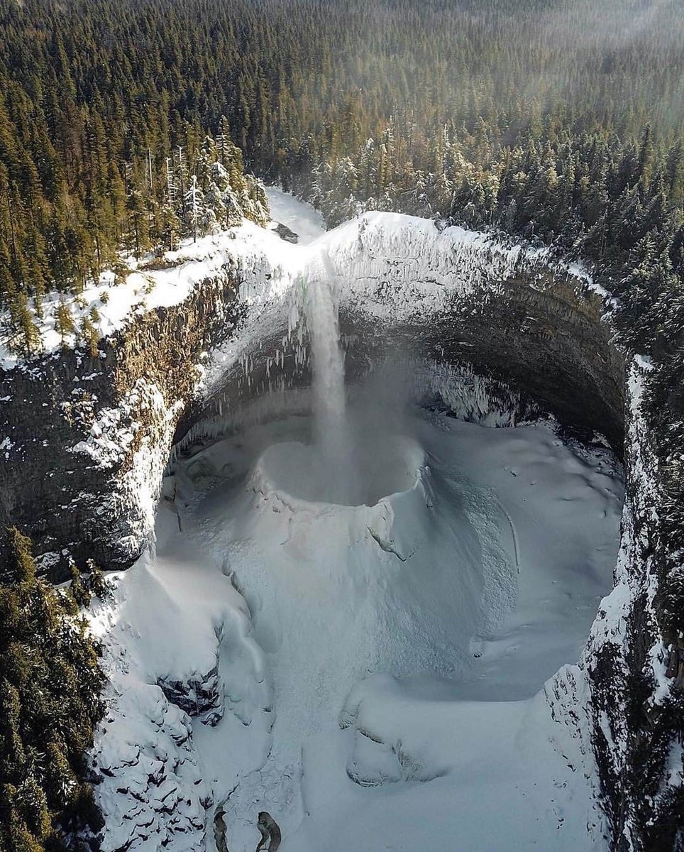 La cascada de Helmcken (Columbia Británica, Canadá) forma una especie de cráter helado en invierno, cuando la espuma y las salpicaduras se congelan alrededor de la zona en la que cae.