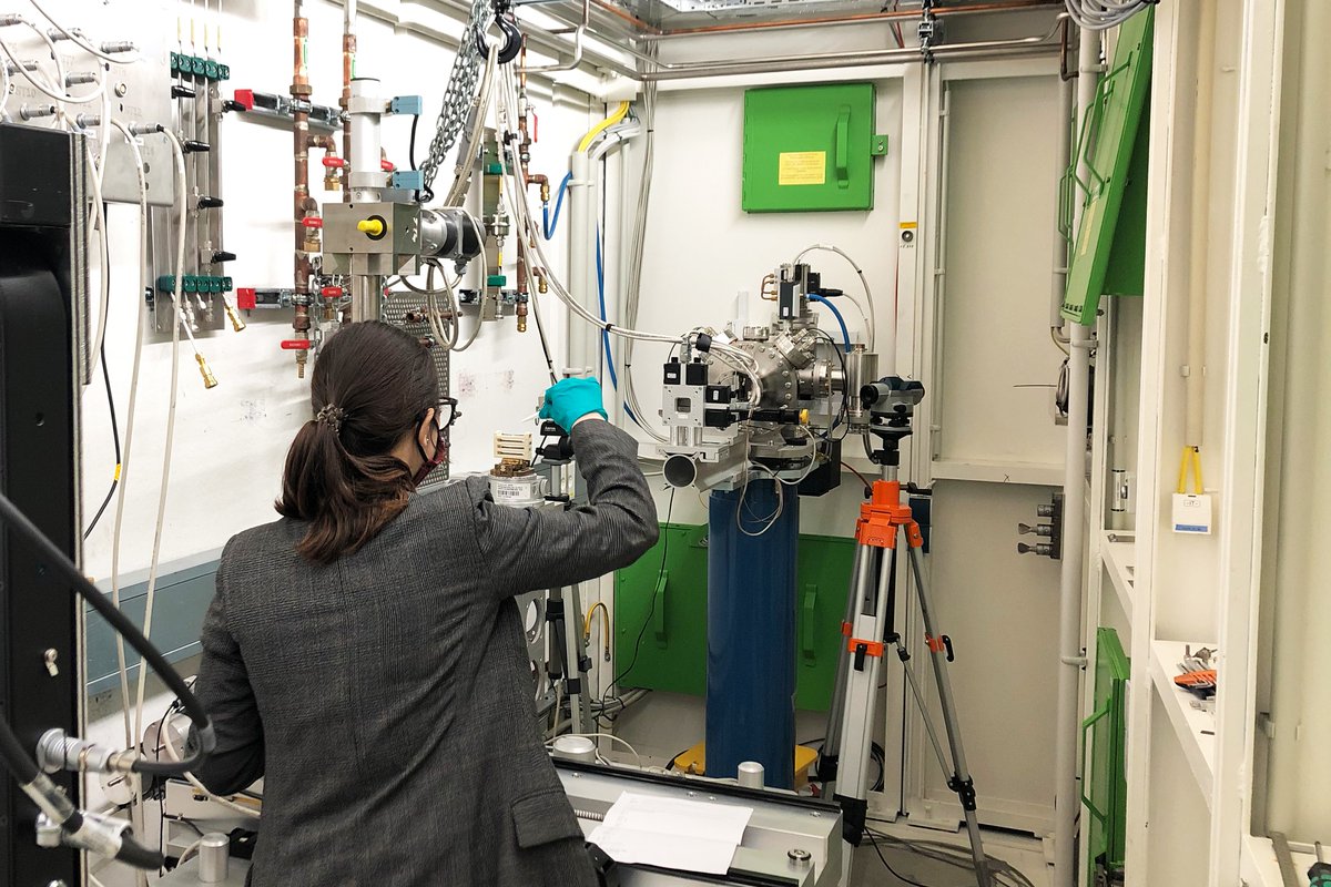 At the experimental hutch in DESY (<a href="/desynews/">DESY (English)</a>), at one of the HZG (<a href="/HZG_de/">HZG</a>) beamlines, Jon and Kamila are setting up partially degraded samples for X-ray diffraction (XRD) scans. With the results, they are able to acquire information on degradation products of the samples. #MgSafe