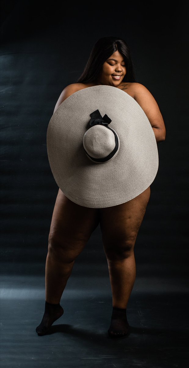 RobustHun's tweet image. The courage to fall in love with self bears great contentment 💞
Shot by @lawrencebahiti

This shoot is a build up to my plus size modeling agency called Precious Pearls Agency❤️