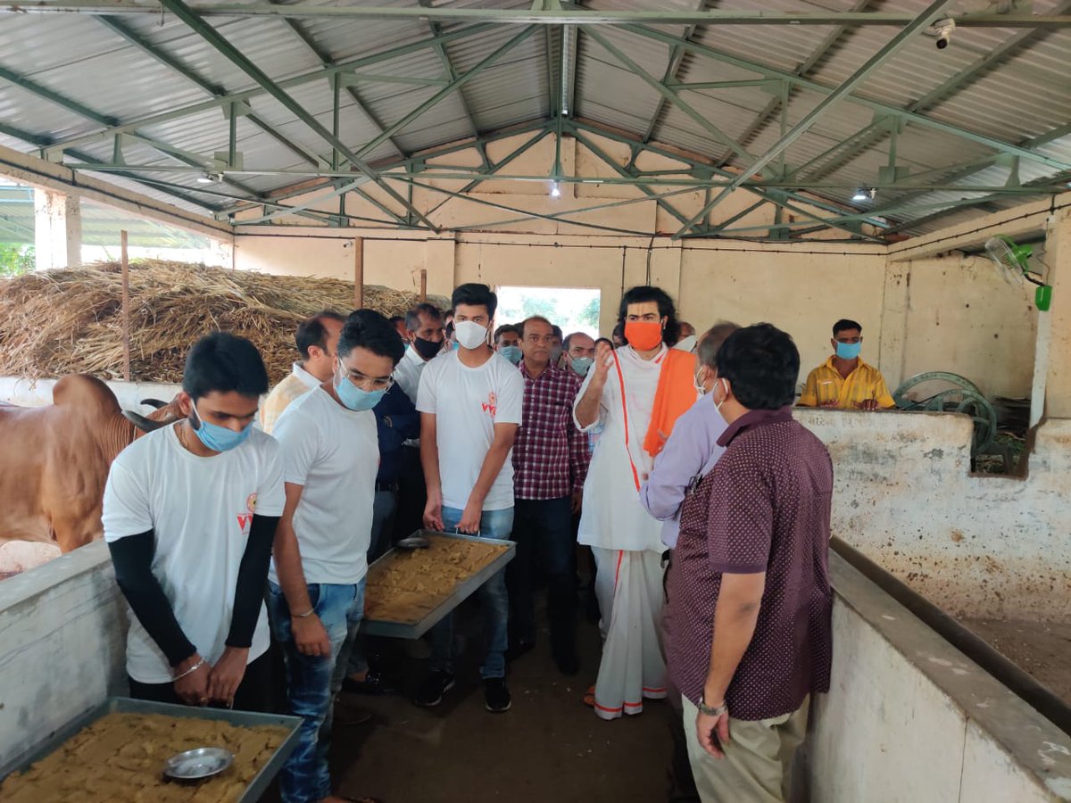 Vrajrajkumarji1's tweet photo. @VYOinternation
Visited #Dabhasa #Gaushala to feed cows on the day of #RathaYatra.
It is run by Vallabh Foundation Trust (Vrajdham Sankul). Over 110 cows are looked after there. Recently the cowshed was renovated and one new cowshed was constructed at the Gaushala. 1/2 https://t.co/w5rP1ciA96