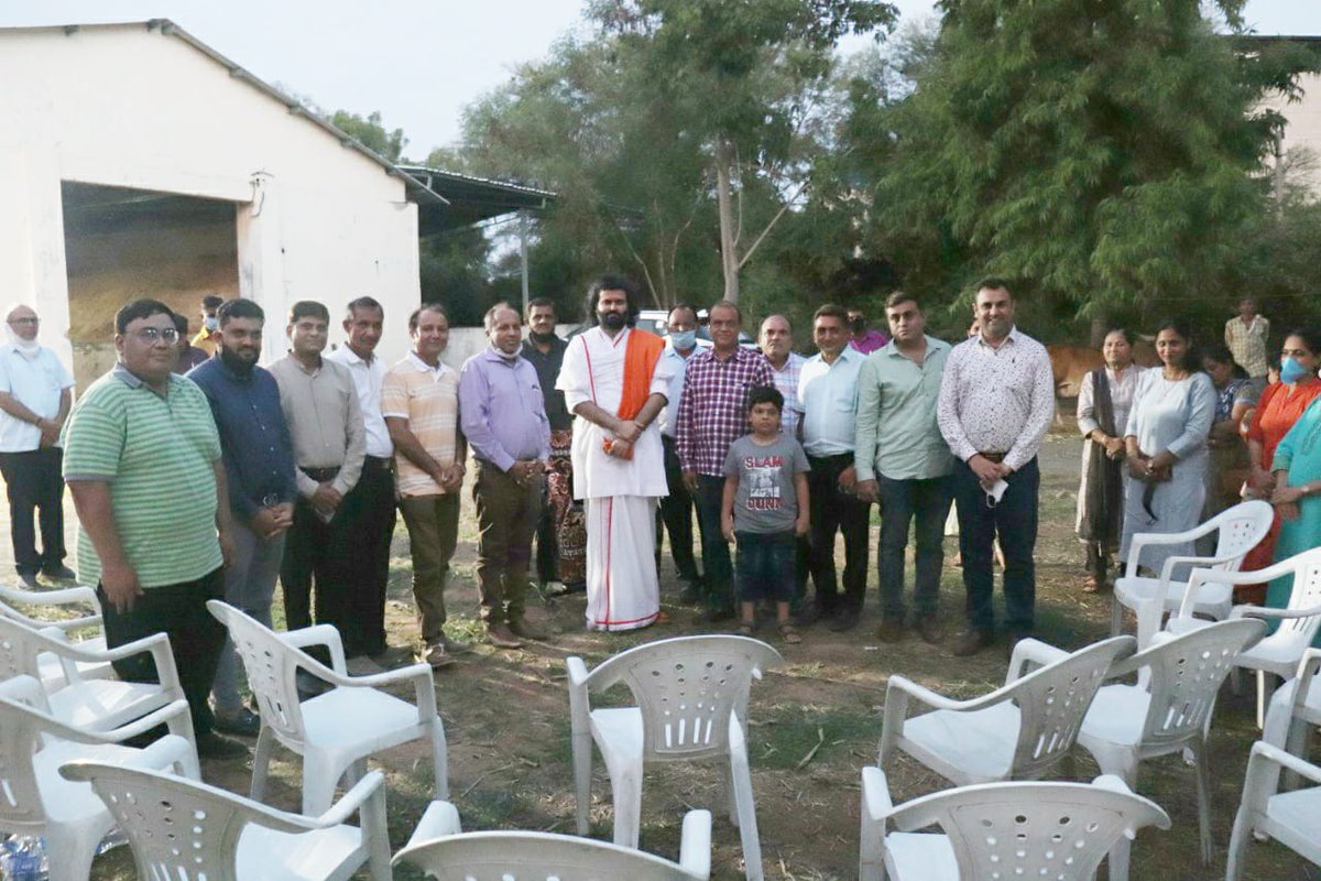 Vrajrajkumarji1's tweet photo. @VYOinternation
Visited #Dabhasa #Gaushala to feed cows on the day of #RathaYatra.
It is run by Vallabh Foundation Trust (Vrajdham Sankul). Over 110 cows are looked after there. Recently the cowshed was renovated and one new cowshed was constructed at the Gaushala. 2/2 https://t.co/XphQXvunod