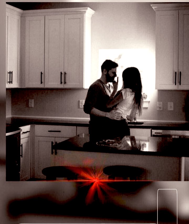 <a href="/The____eng/">‏❥ ‏❥ همٰٰـ௸ِس الحـ௸ِنان⁽❥ ❥</a> 
ما تذوقتْ نصوص الغرام ولا
انتشاء طقوسه قبلاً تدخلُ

علمتها الأوزان بتفعيلاتها
وأوضاع الحروف والجملُ

ومتى نضج الثمار لقطافها
وكيف تجرُّ للحصاد منجلُ

قالت جهلتُ قبلك دروساً
ما ظننتُ أجوائها أدخلُ

نعملُ خير الحب لجاهليهِ
ليعشقوا الشرفةَ والمنزلُ
#عراق