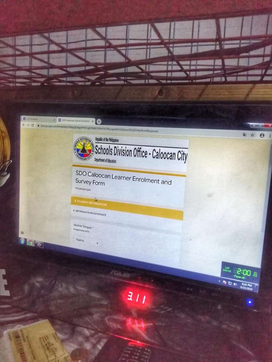 rapplerdotcom's tweet photo. “Ilan silang ganito ang sitwasyon ngayon?”
LOOK: A kid goes to a pisonet shop in Caloocan City to answer an enrolment and survey form for the upcoming school year. Facebook user Peter Salire De Guzman shares the story. https://t.co/lE2a0lkdWj