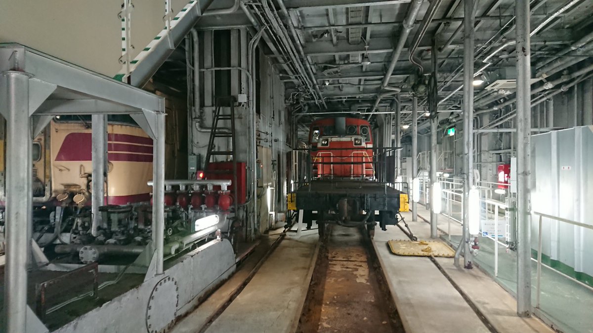 shifumy205's tweet photo. 八甲田丸の車両甲板にて
16両ぐらいしか入らないと感じた
もし貨物が船輸送になったら大幅に北海道⇔本州の物流が減ってしまうと思った
#青函連絡船
#DE16
#キハ82 https://t.co/7MEChGsb9F