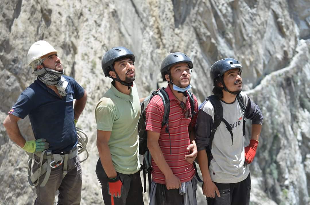 Mountains surrender

When community gets together 

Volunteers in Hunza continue to restore water channels for local population

#Hunza #GilgitBaltistan #Pakistan 
#communitymatters
#unity #volunteers #selfhelp
Photo credits #DiscoveryPakistan