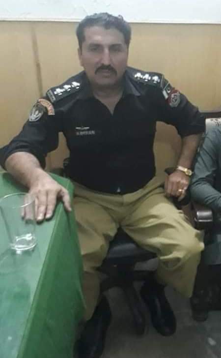 WaziristanFirst's tweet photo. خیبر پختونخوا پولیس نےظلم کی تمام حدیں پار کرتے ہوئےانسانیت کی دھجیاں اڑا دی خیبر پختونخوا پولیس نے ایک معمولی جرم میں گرفتار مجرم کو ننگا کردیا جرم انکا پولیس کو نشےکےحالت میں نازبیا الفاظ کا استعمال کرنابتایا جارہا ہےملوث پولیس افیسر عمران الدین کو سزا دینےکا مطالبہ کرتے ہیں، https://t.co/sp8hRsGy4F