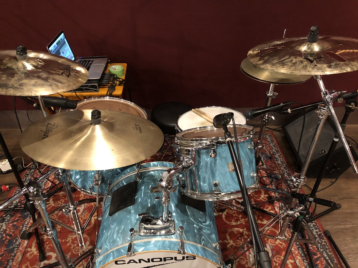 フリーザック ドラム叩いてます 世間ではこれはドラムセットかもしれませんが 僕にとってはドラムセットでした