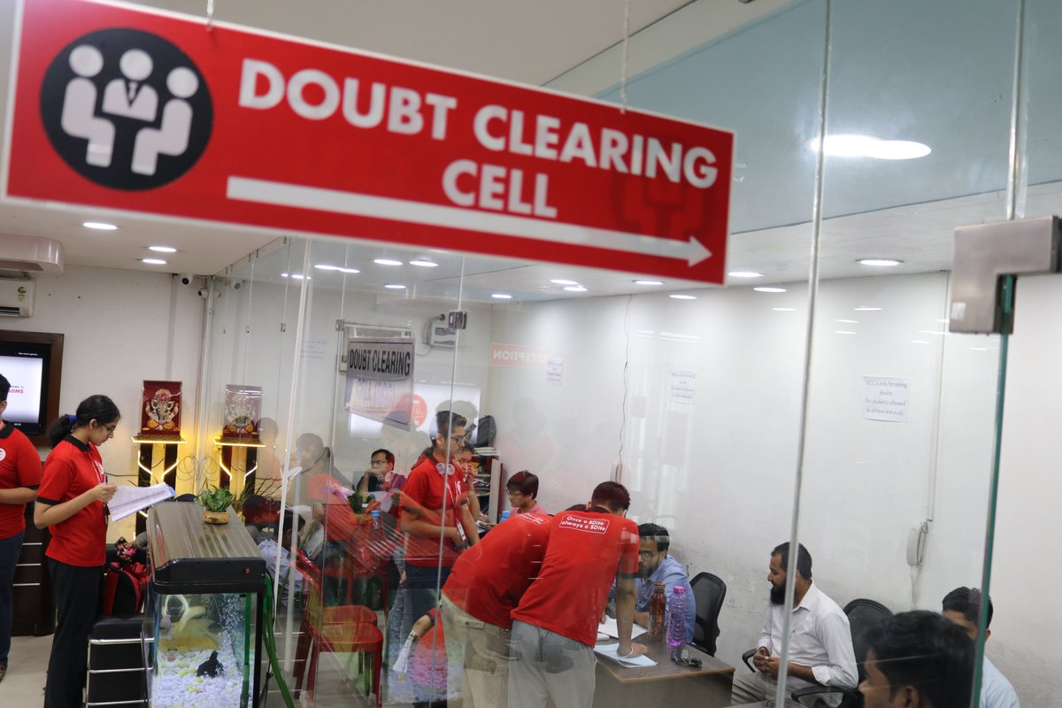 ScholsDen's tweet photo. When in doubt, you should feel free to raise it. Doubt Clearing Cell(DCC) is the favourite spot at SD, for the inquisitive brains and stars of future. #ILoveDCC #ScholarsDen #JEEMain #NEET2020 https://t.co/GAuPqhCEtl
