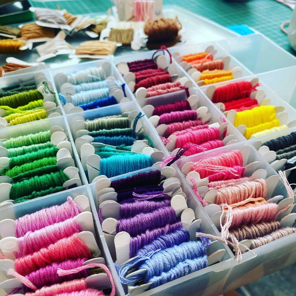 beautifuldayuk's tweet photo. Colours // organising the colours for more earring creations... ❓what’s your favourite colour?? ❓ #color #colour #whatsyourfavoritecolor #colorful #colourful #macrameearring #macrame #tasselearrings #handmade #supportlocal #smallbusiness #crafts https://t.co/cCJZjcuhXY https://t.co/4InBHUZDPd