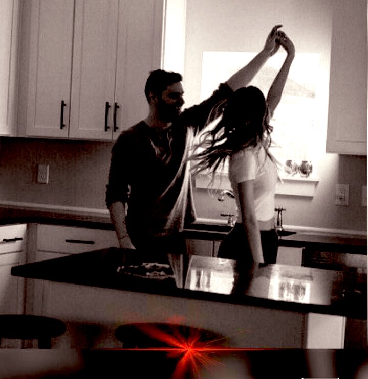 <a href="/III_____QQQ/">Irak</a> ماتذوقت قبلك الحب والغرام
بالله العظيم أقسم

لم أكذب والله فمعك عشت الهيام
واحاسيسك تجزم

علمتني أبجدية الهوى
أفعالها حركاتها وكل القيم

أعترف قبلك كنت جاهلة
بفنون الترتيل اللحن الرقص والنغم

حرفك سقاني جنون الهوى
أشعارك قصائدك بشفاهي تختم

نافذةالعشق والجنة تشهد
بشغفي كيف أرسم