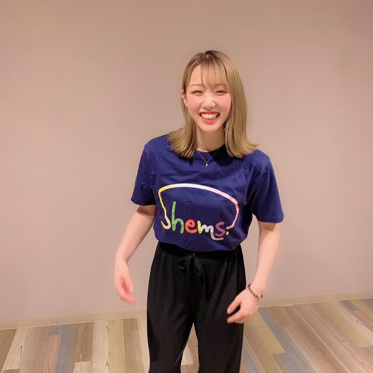 s_dance_r's tweet photo. もうグッズサイトは見ましたか？😚🎊
お気に入りグッズをGETしてshems.と
お揃いしましょう~~🙌💜💚🧡
.
.
📸グッズ撮影のOffshot👚♡
#shems. #popupstore https://t.co/uHLoscmJUT