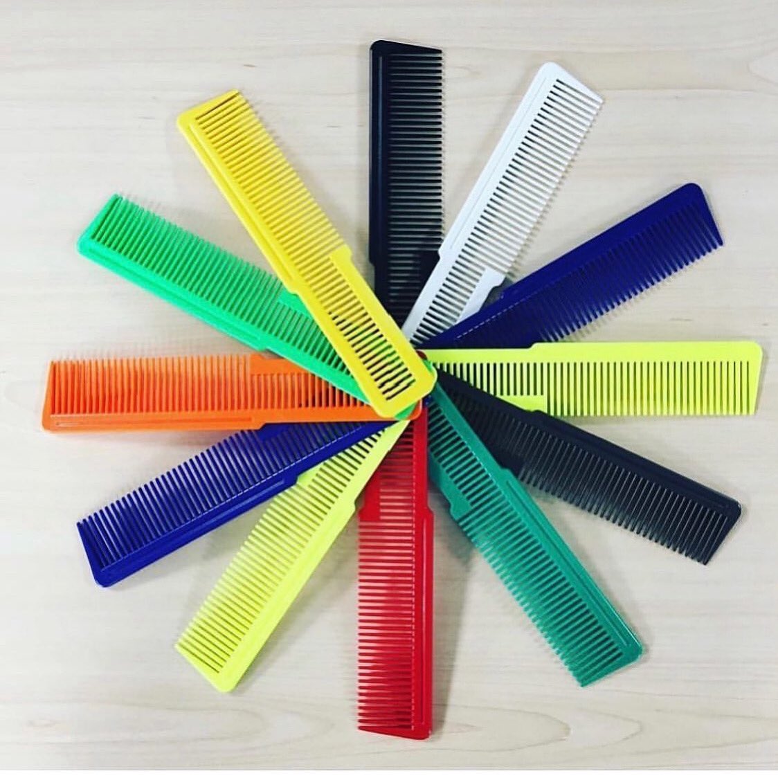 ClipperCustom's tweet image. Peines Flat Top para corte a máquina
🔥🔥🔥3,25€🔥🔥🔥
🚚🌎 Envíos a toda Europa
•¡Accesorios y herramientas para barbería!💈💈💈
•¡Personaliza tus máquinas #Wahl y #Andis y dales un toque diferente!🔝🔝🔝 
⤵️¡Haz tu pedido aquí!⤵️
📲 hairbeautyfactory.com