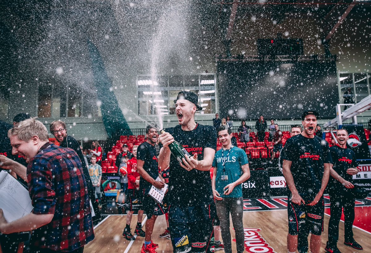 JoePinchin's tweet image. This may be my favorite 🍾🏆

League champs &amp;amp; @VilleVuorinen42 with the frame as I tried to dodge the champagne 🍾