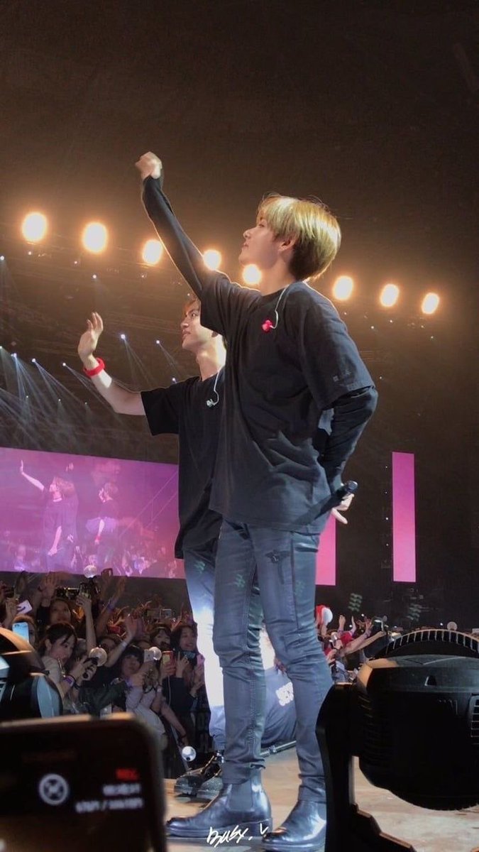 look at him wave in tiny :((