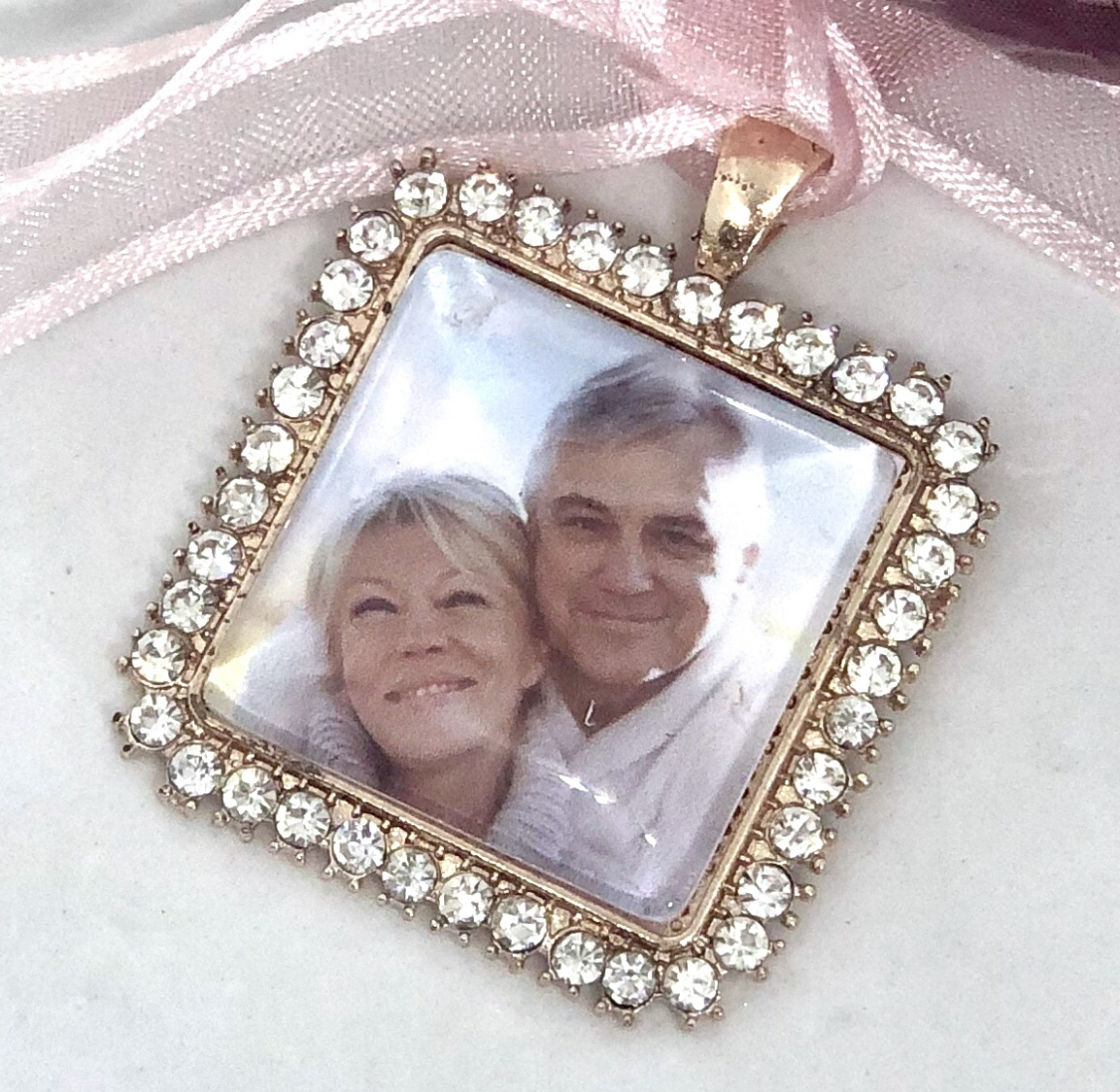 DIANA ROSE - Rose Gold Bling Bridal Memory Charm. This frame holds a picture 25mm and is edged with sparkling rhinestones.
Also comes in Silver and Gold
@bejewelled_bridal #bridalcharm #bouquetcharm #memorycharm #keepsake #bridalkeepsakes #bridalpictures #picturecharm