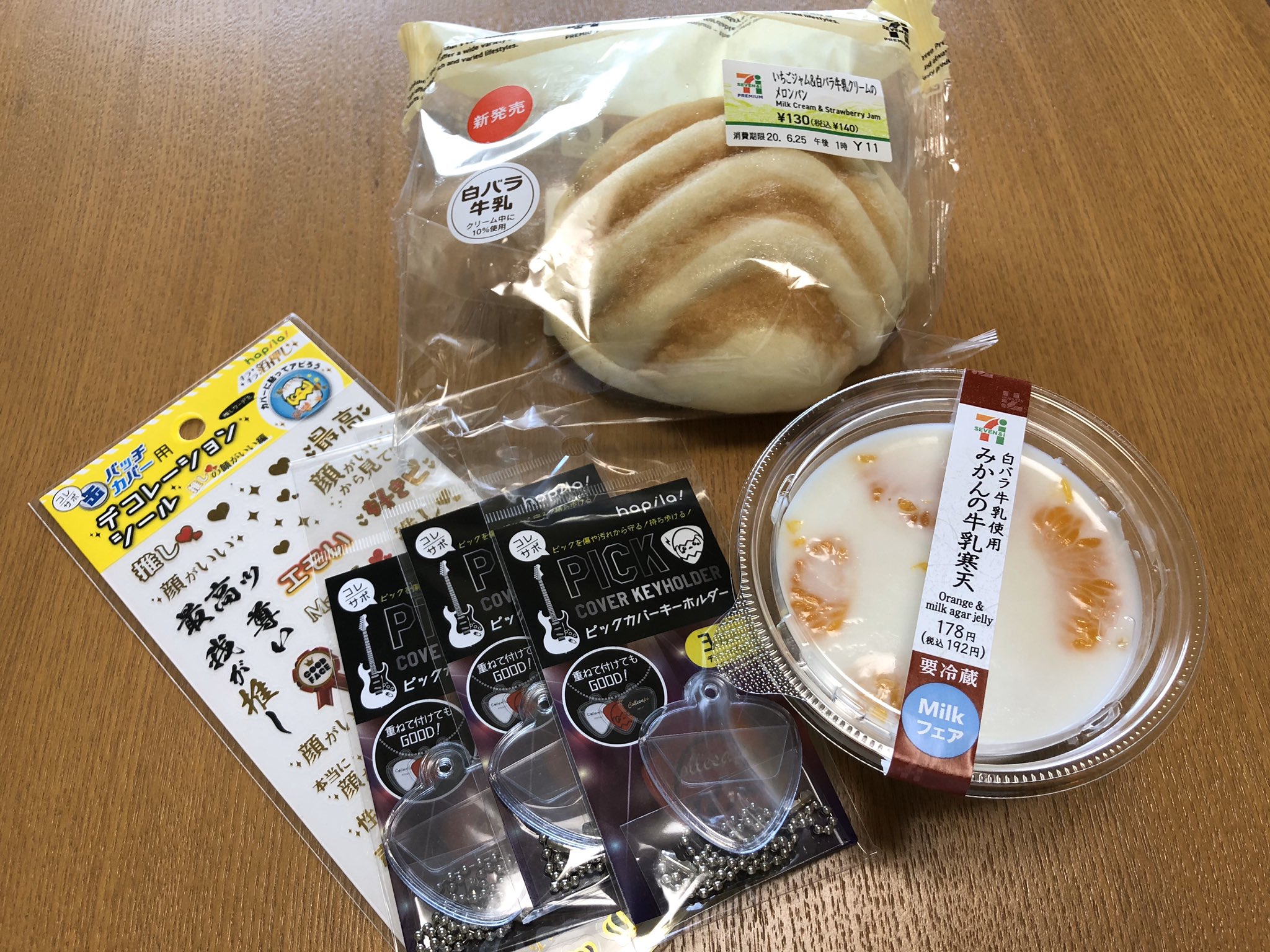Risuyo 推し事グッズ入荷情報 ピックカバーキーホルダー セリア 100均で３枚入り いちごジャム 白バラ牛乳クリームのメロンパン セブン 白バラ牛乳使用みかんの牛乳寒天 セブン メロンパンと寒天は地域限定かも T Co S9dwmk4wqk