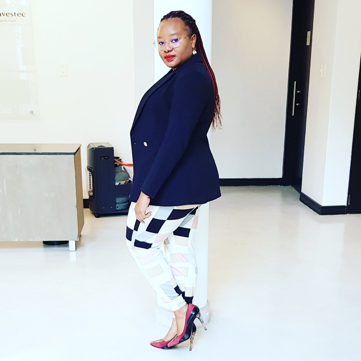 Dzonnakela's tweet photo. I still have my feet on the ground,I just wear better shoes-Oprah Winfrey 😍 #OfficeWednesday https://t.co/P86ROrLtzb