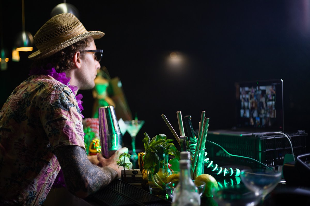 TomDyerBar10der's tweet image. Hopefully this isn&apos;t the future of cocktail experiences.  I have been delivering these sessions called &quot;Cocktails With Tom&quot; over the last few months.  Super fun, very entertaining but I hope to be able to actually be in the same room as people in the future
#cocktailfun #cocktail