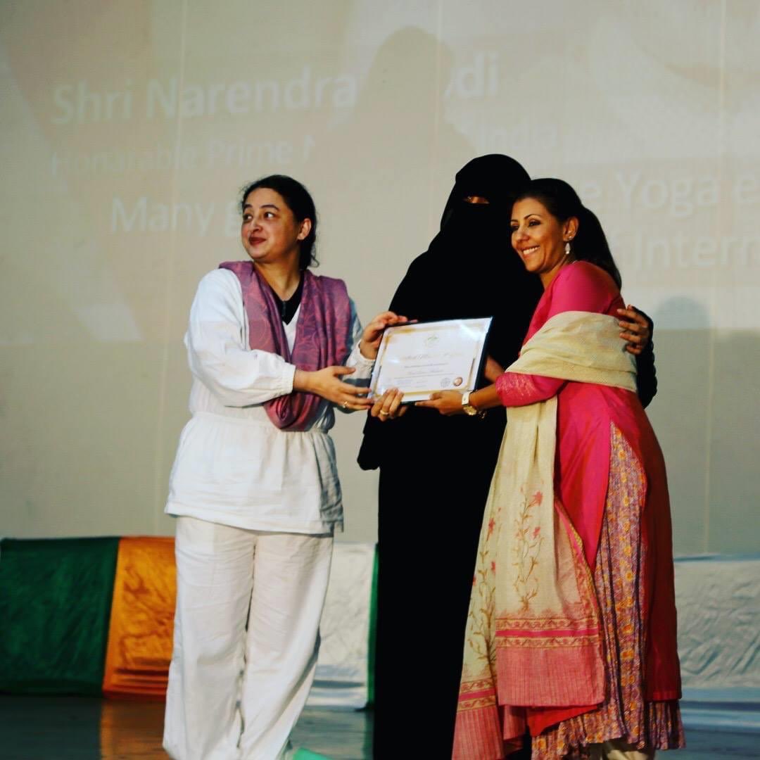 NoufMarwaai's tweet photo. Waad Albahkali😍 an amazing Saudi fitness trainer who studied & practiced yoga with me and was certified on an advanced level in 21st if June 2017. We had the certification ceremony along with the #YogaDay celebrations in Jeddah for 40 graduates,all girls 🙏🏼🇸🇦👍🏼 #SaudiYoga https://t.co/pyuJkYH7C3