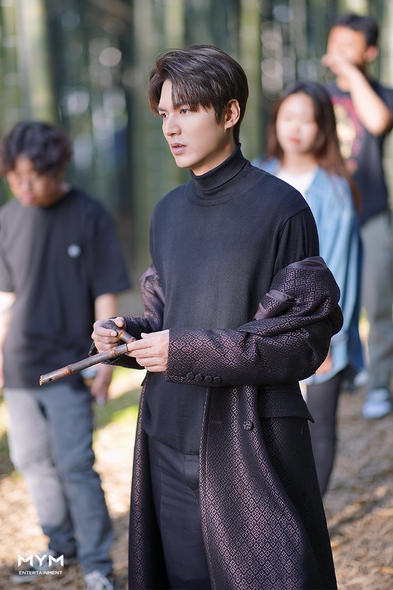 Happy belated birthday wishes Hyungnim.
Lee Min Ho 