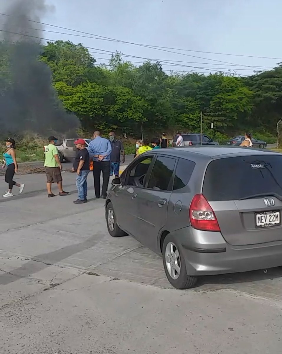 LISSFL's tweet photo. Trancada la carretera nacional Guarenas Guatire por protesta  en el Encantado más de 2 meses sin agua por tubería @FMCENTER @TortoleroFM @GuatirePuntoCom @kathearaquefm https://t.co/UDSocMlJ8d