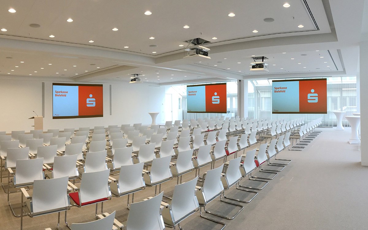 dnp_visiosign's tweet photo. A multi-purpose auditorium with abundant ambient light! The auditorium is located on one of the top floors at the Sparkasse Bielefeld headquarters and has a large window section with lots of natural light. Experience the result here: https://t.co/MDujrLS8Kv https://t.co/Pgr7Z8k84p