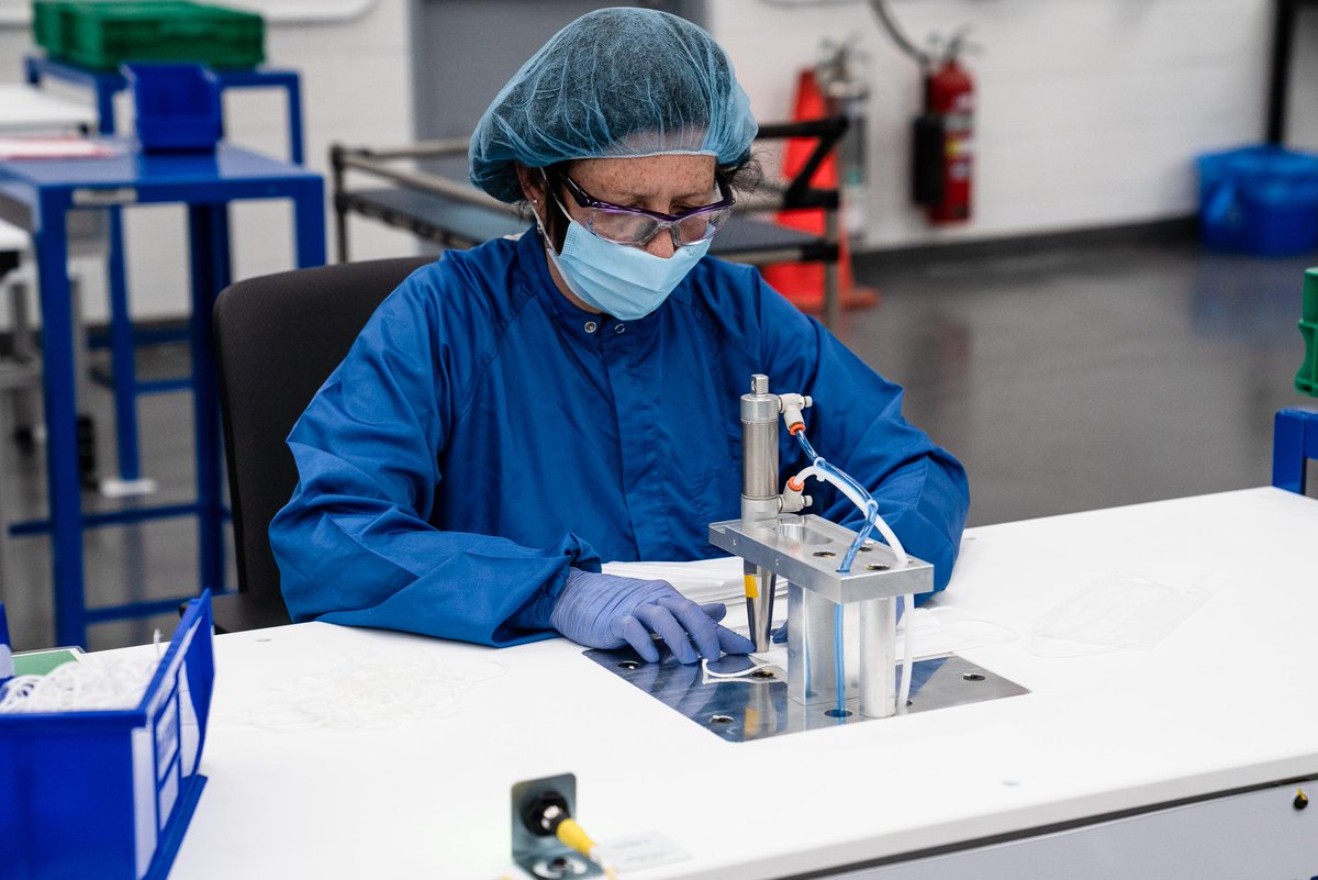 GMcanada's tweet image. Thanks to the hard work of 60 employees at our Oshawa Operations, our first shipment of more than 436,000 face masks is on its way to @GovCanHealth - and we're just getting started. #WeAreGM #COVID19