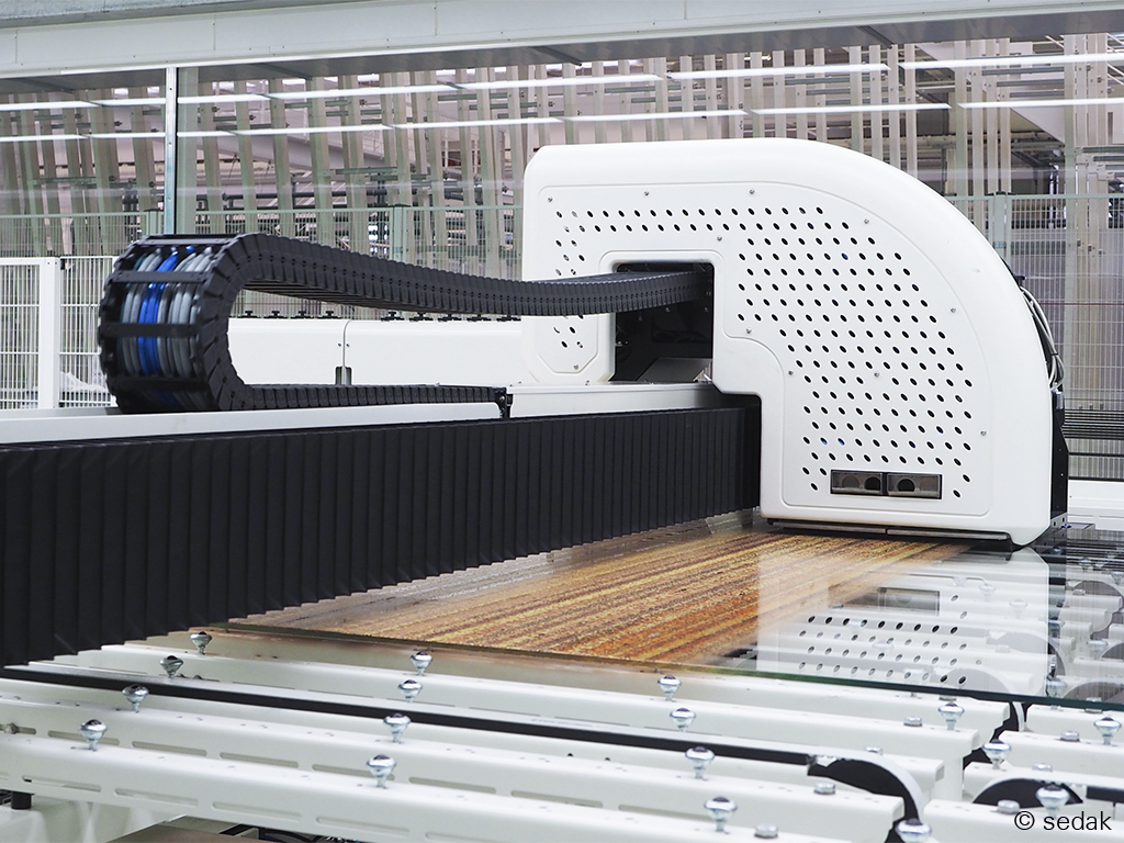 sedak_int's tweet photo. On up to 3.3x18m glass, almost any motif can be #digitalprinted with up to 1024 dpi. The color is fired in the #tempering furnace at over 600°C and are permanently bonded to the surface of the glass.
More information: https://t.co/aptWQPJDi0
#glassprinting #oversizeglass https://t.co/ecCRRVBC3T