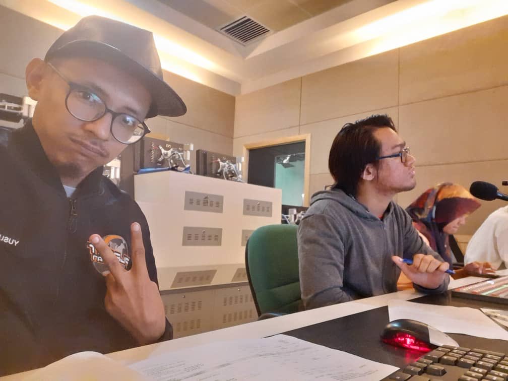 hzofficials's tweet photo. Tak pernah terfikir yang aku bakal jadi Studio Director & Producer TV termuda di stesen tv..
#broadcaster #tvproducer #studiodirector #sportsnews #rtmsportnews #edisisukan #blindside #rtm https://t.co/gcBFXEnKWT