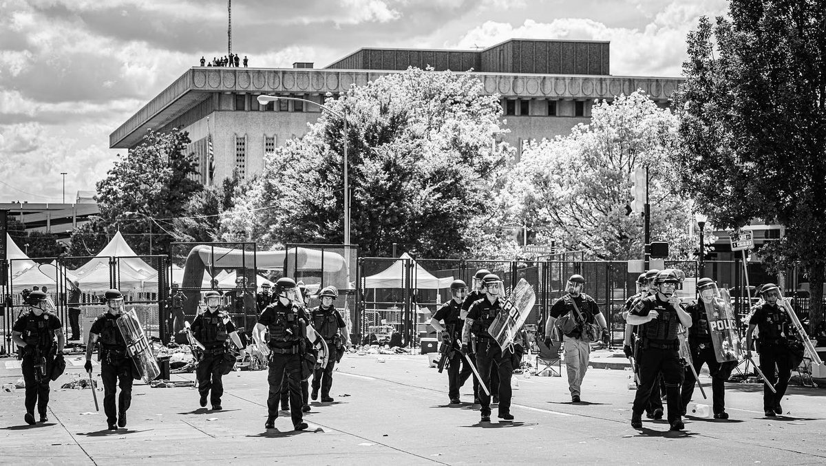 JWellerC's tweet photo. ⁣
Cops form a riot line outside of Ortha’s Lounge in Tulsa, OK June 20, 2020
.⁣
.⁣
.⁣
.⁣
.⁣

📸 https://t.co/HlPwnSWsJQ via https://t.co/oduBHTAyS7 https://t.co/n2Ne6Muuuo