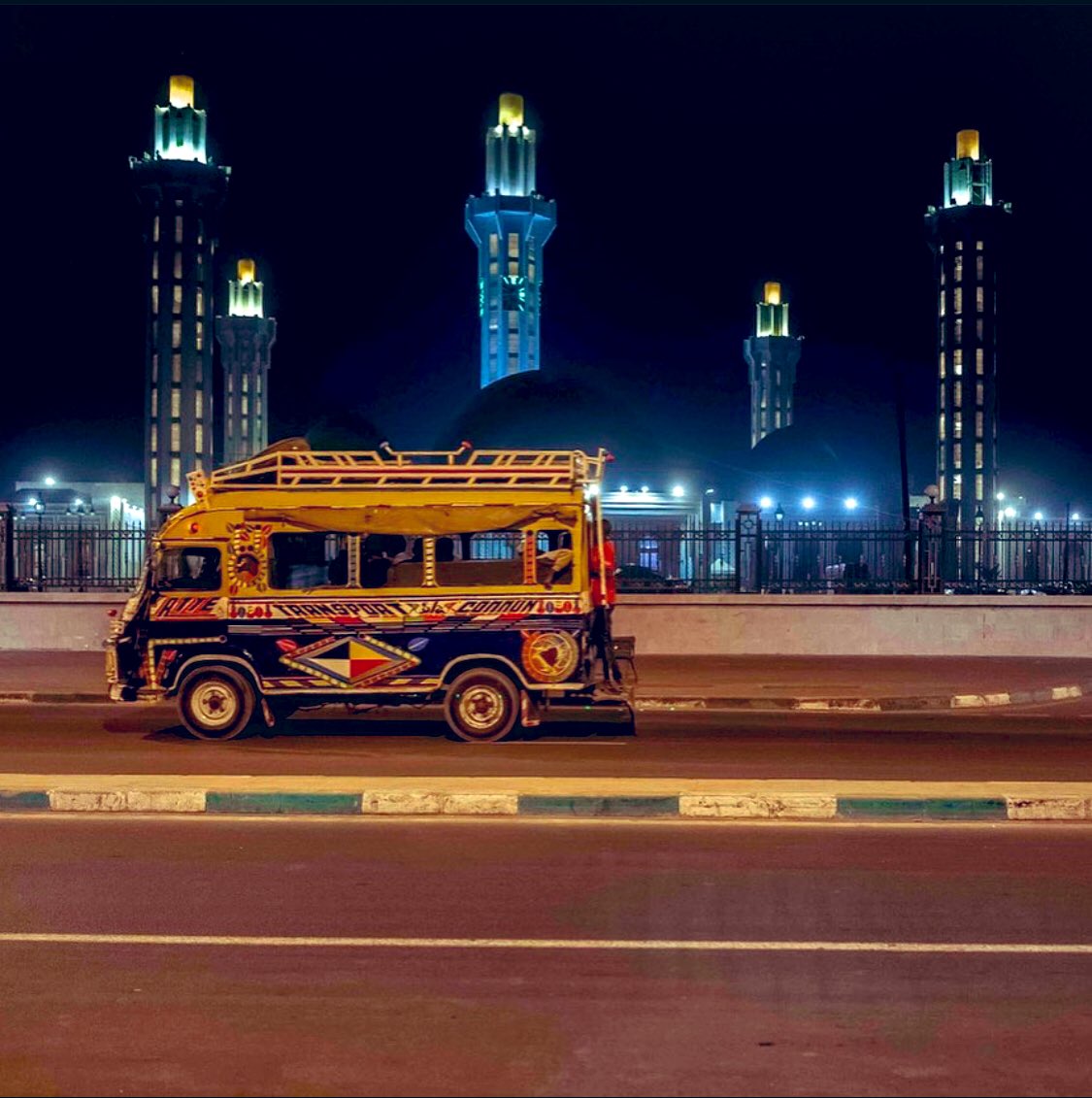 Le car commence vers 5 ou 6h du matin et s’arrête entre 22 et 23h selon le jour. Vu leur état vétuste, Les apprentis sont généralement responsables des petites réparations et de l'entretien des véhicules, de Dakar qui transportent des nombreux usagers par jour.