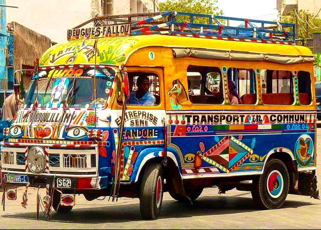 Au sujet de l’origine des décorations. Il y a 3 noms qui sortent ; Moussa Tine dans les années 70, Nolas et Grand Dion, plus récent, qui ont innové, selon les peintres Saliou Kane et Omar Pouye dans la série de courts documentaires du  @Musee_Homme sur le car rapide en Mai 2017