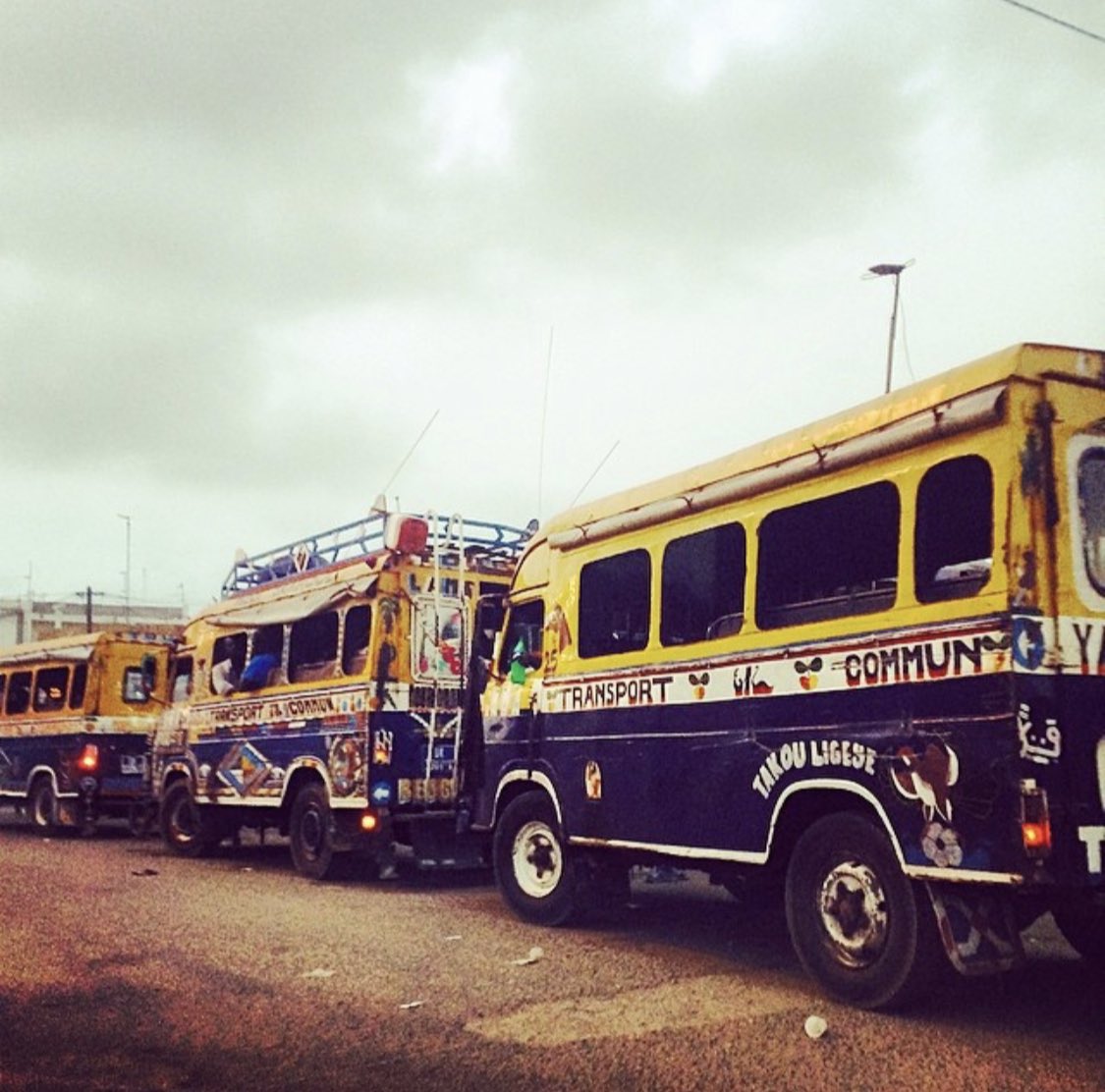 Bien que les cars ont tendance à être parfois similaires en raison des couleurs et motifs. Ils sont tous uniques à leur manière. La décoration du car n'est pas seulement belle, mais elle a aussi sens où les dessins et motifs reflètent la culture et les valeurs sénégalaises