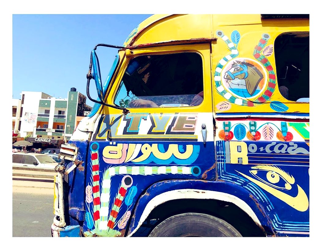 Le cheval rappelle comment dans le passé le cheval était le principal moyen de transport au Sénégal. Il sert à relier le passé et le présent. Certains disent qu’il s’agit de Malaw, la monture de Lat Dior et symbolise la ténacité du Damel dans toute épreuves.