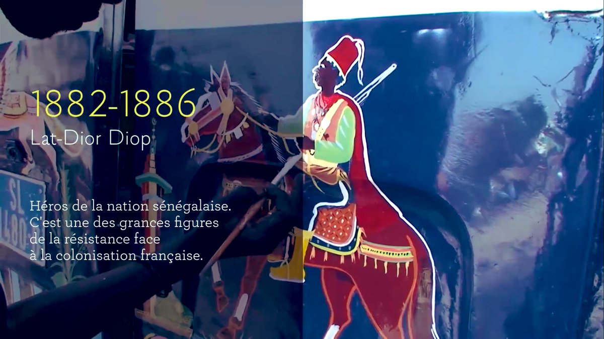 Le cheval rappelle comment dans le passé le cheval était le principal moyen de transport au Sénégal. Il sert à relier le passé et le présent. Certains disent qu’il s’agit de Malaw, la monture de Lat Dior et symbolise la ténacité du Damel dans toute épreuves.