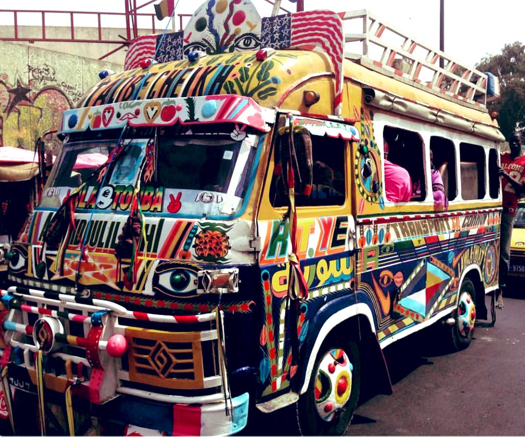 Les dessins ont tendance à être symétriques uniquement à des fins esthétiques. Il y a généralement une conception florale de plante qui est censée rappeler la brousse africaine.