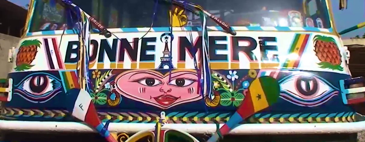 On trouvera souvent des phrases comme «Yalla Yana» ou «Sope Naby», toutes deux en wolof louant la grandeur et la bonté de Dieu. En plus du dessin de 2 ananas de chaque côté du mot «Alhamdoulillah». Les ananas représentent la Casamance et la Guinée, où on en cultive beaucoup