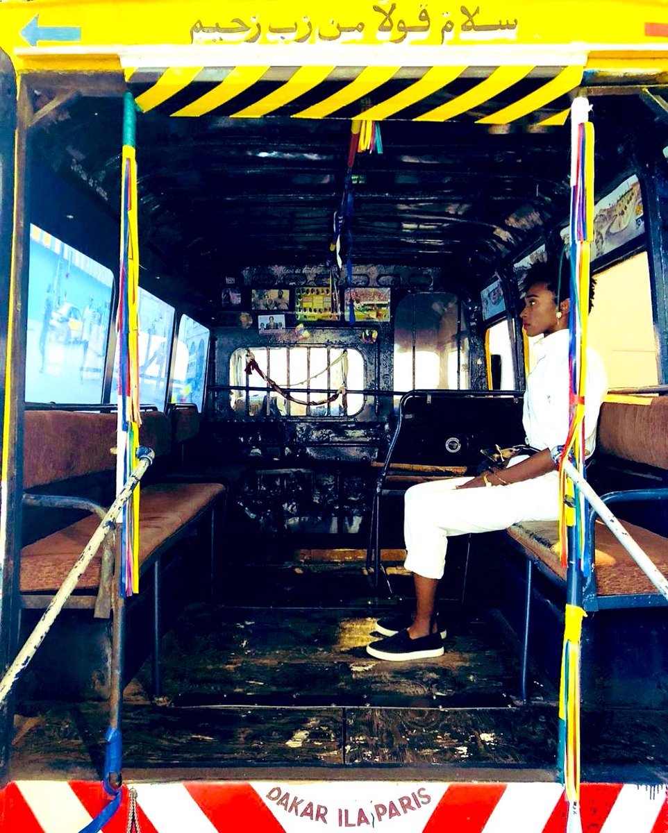 Une autre chose est que l'intérieur du car est aménagé comme un salon. Contrairement aux autres moyens de transport public comme les Tata, Ndiaga Ndiaye où les passagers sont assis en rangées, dans le car les passagers sont assis face à face ce qui favorise la convivialité